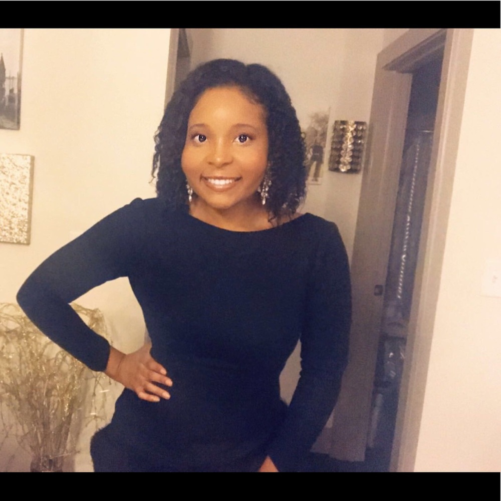 Meet your Posher, KT. Instagram:@bougiebargainers